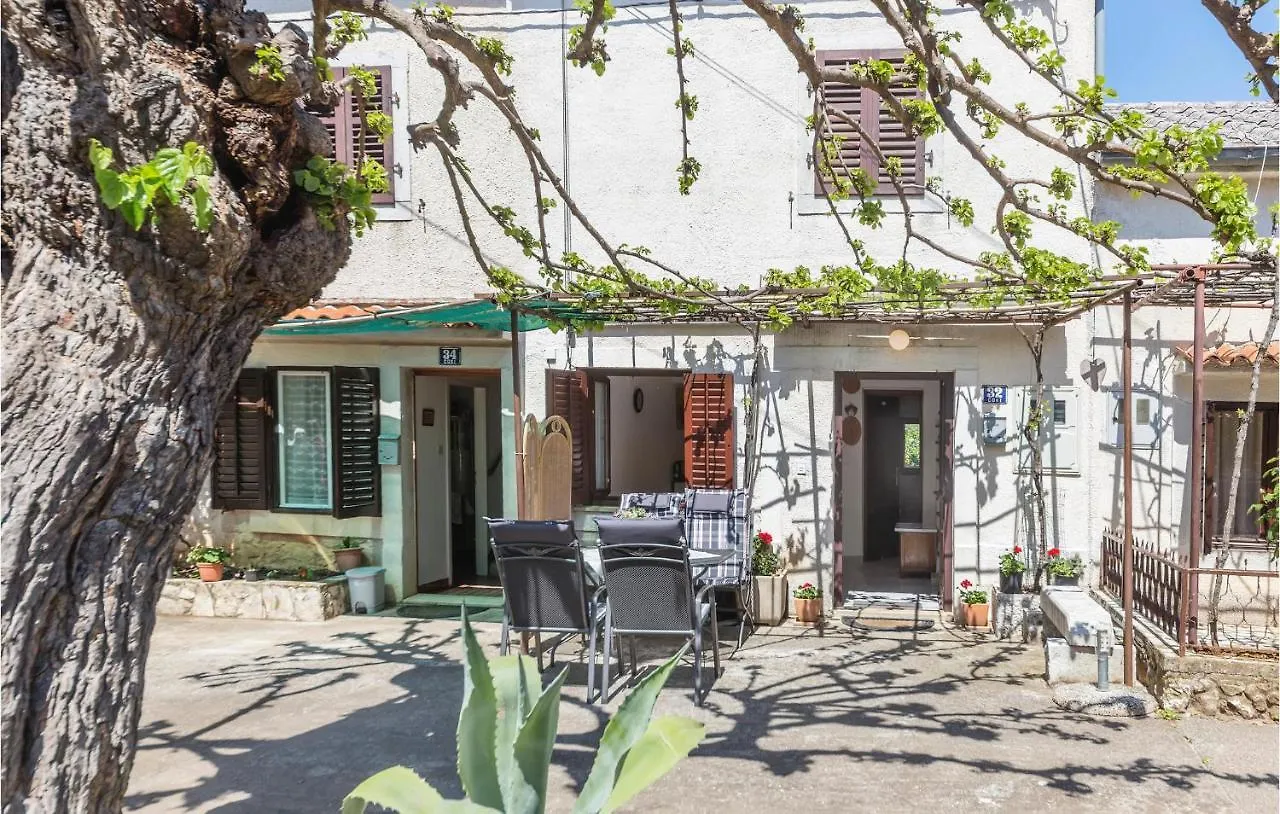 1 Bedroom Stunning Home In Funtana Holiday home